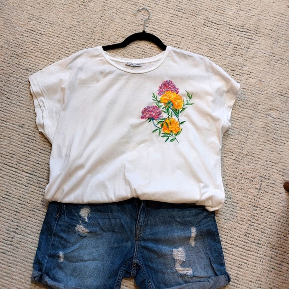2/$35 Zara white tee with embroidered flower pattern - Picture 4 of 4